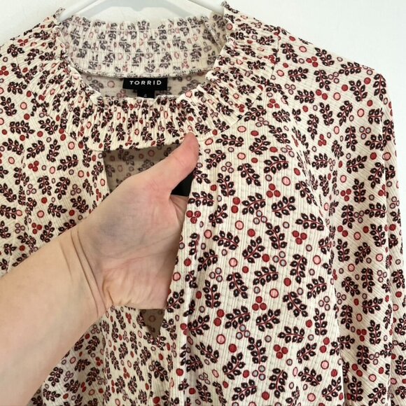 NEW NWT TORRID 4 Plus Size Textured Jersey Choker Neck Smocked Bottom Top Floral - Picture 8 of 15